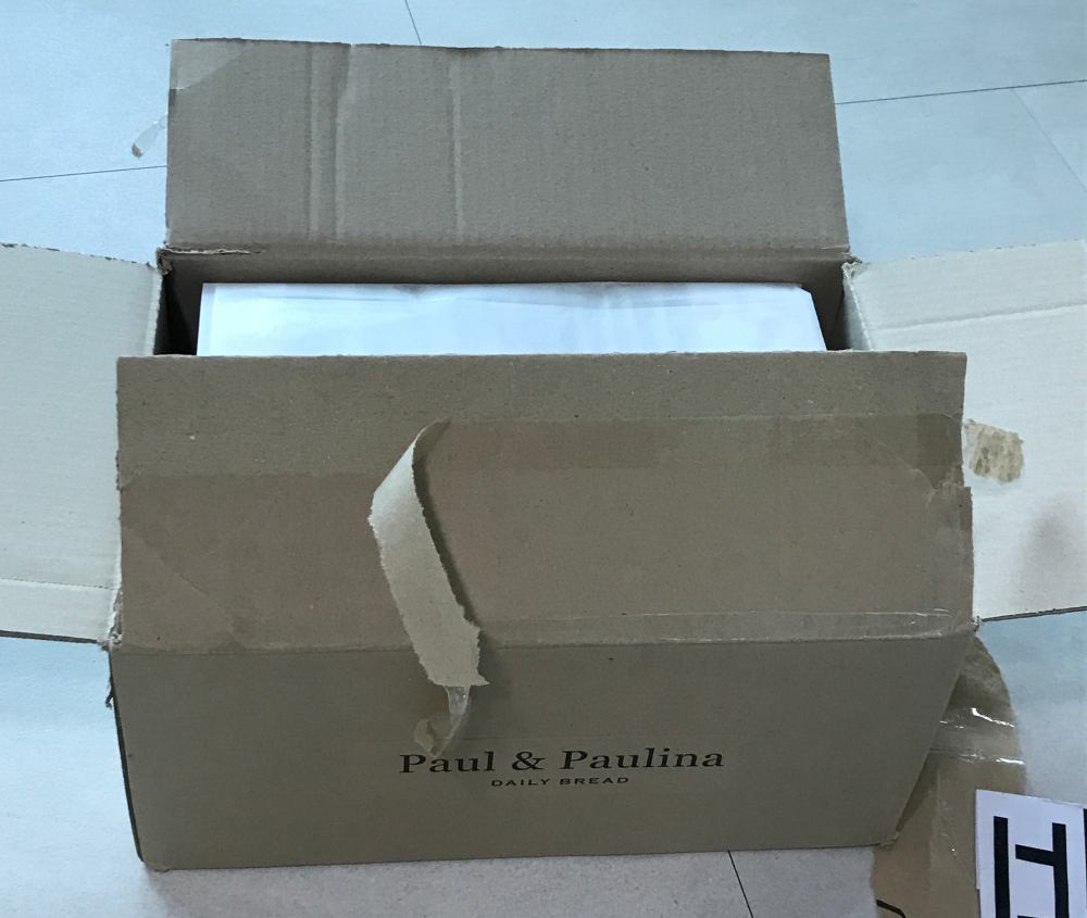 '폴앤폴리나'라고 적힌 종이 박스로 배송되었습니다.