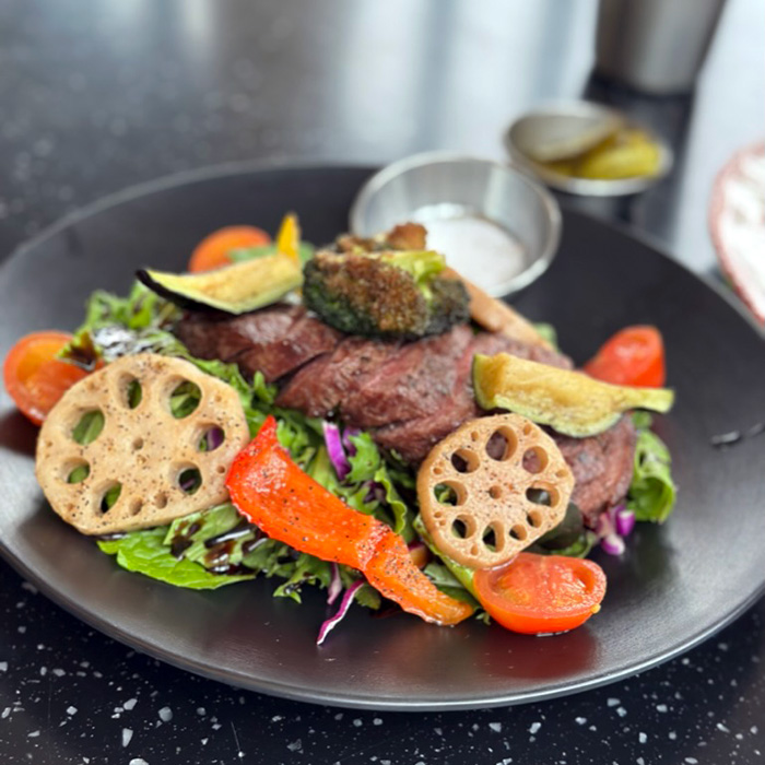 비맨션 스테이크 샐러드