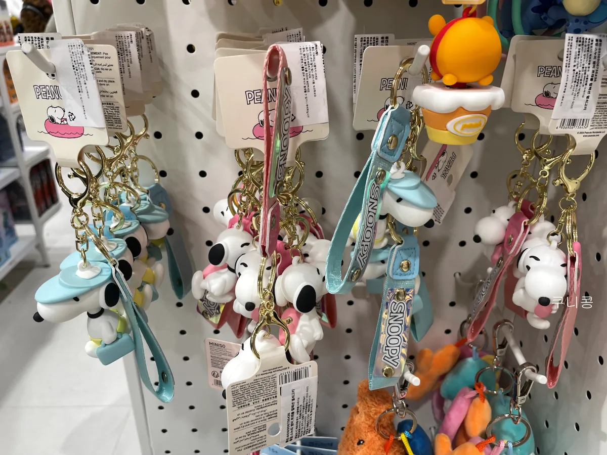해리포터-미니언즈-스누피-캐릭터-굿즈-소품-구경하기-좋은-미니소-대학로점