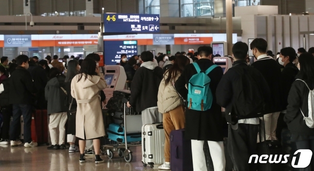 인천공항에서 일본으로 향하는 승객들