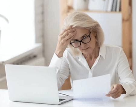 서류를-보고-머리를-만지는-할머니