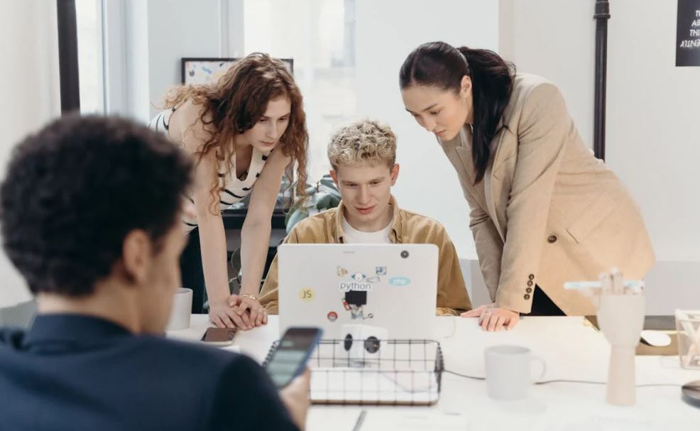 청소년 창업을 위해 국가 지원사업에 대해 알아보고 있다.