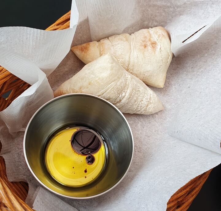 이올로화덕피자-두개의-식전빵과-올리브유가-함께-들어있다