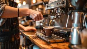 카페에서 커피를 추출하는 모습