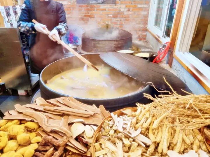서대문역 볏짚 가마솥 토종 닭볶음탕 토종닭곰탕 맛집 추천