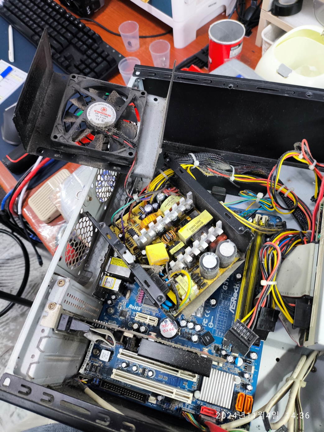 고장난 파워서플라이를 분해해보고 있습니다. 콘덴서가 터졌네요.