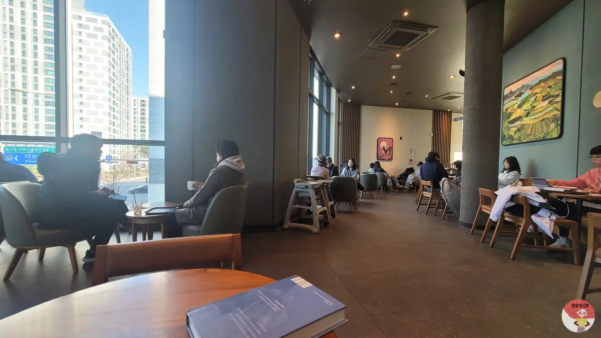 경기-남양주-스타벅스-다산DT점-2층-매장-내부모습- 자신의-시간을-즐기는-사람들