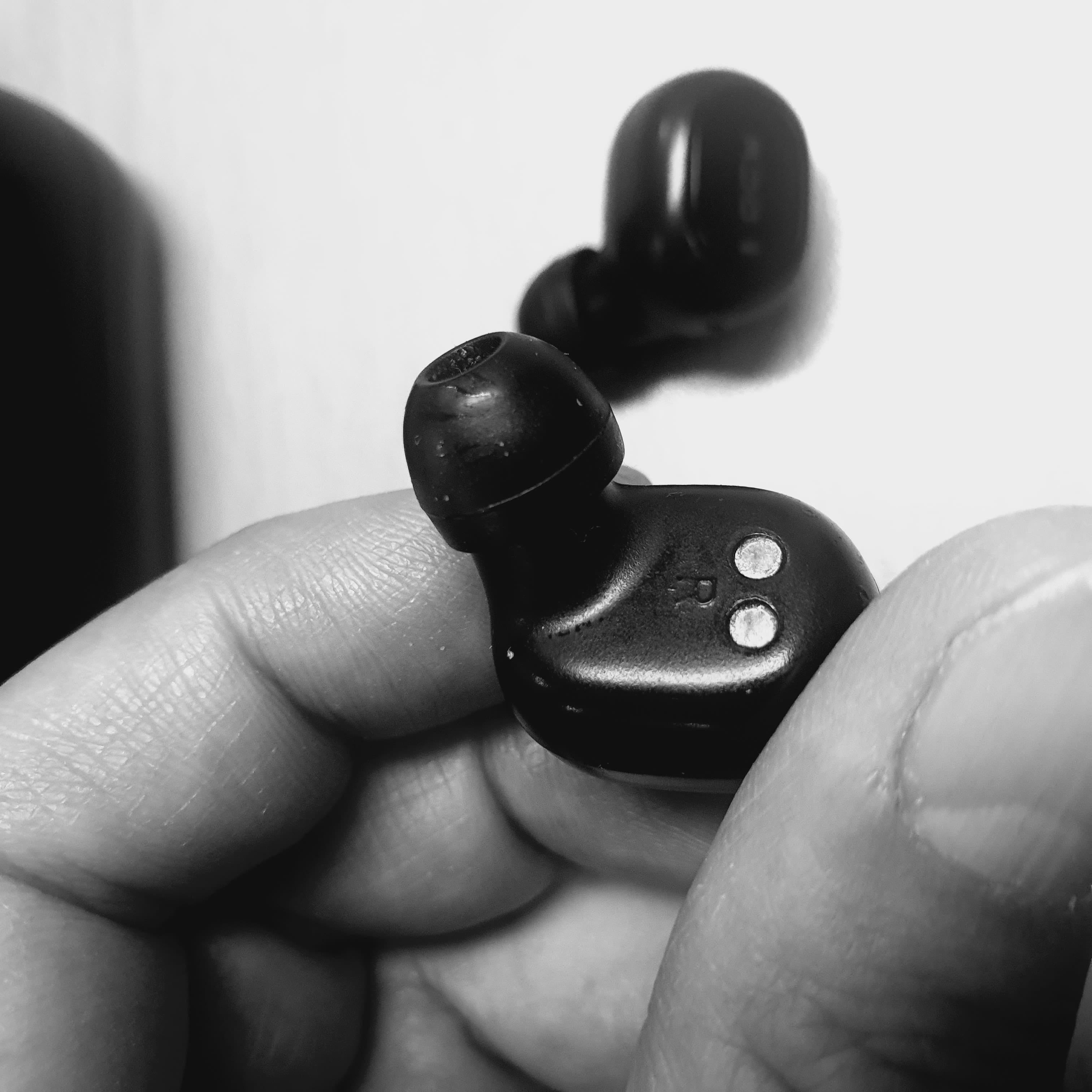 손으로-짚은-블루투스-이어폰