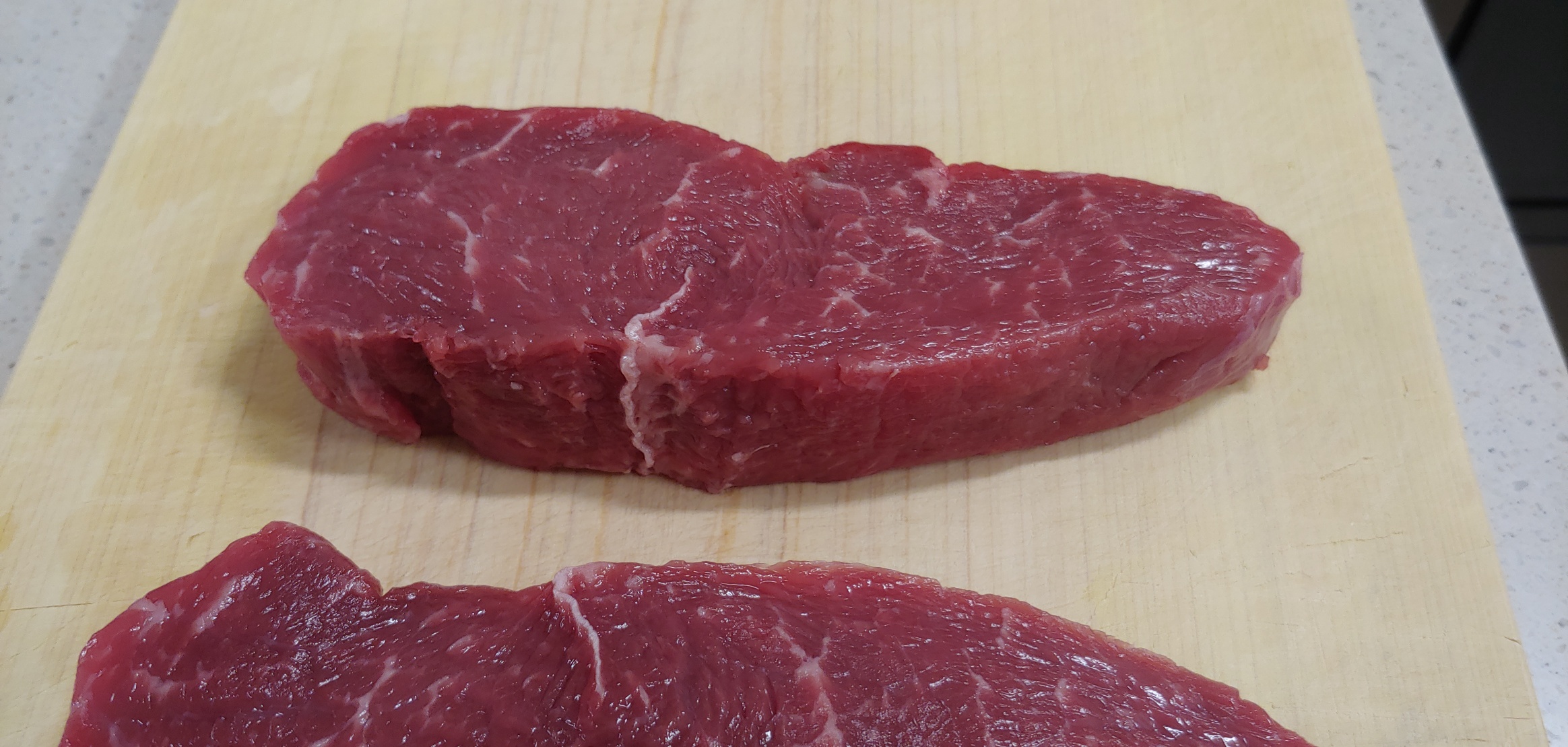 두께 3cm의 채끝 스테이크&#44; 동네 정육점에서 1만8천원에 두덩이 가져옴.