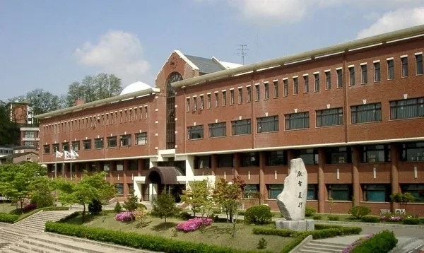 과학고등학교 합격 전략과 수학&middot;과학 탐구 주제 선정을 상징하는 과학고 캠퍼스 전경 이미지