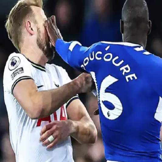 에버튼 두크레가 토트넘 해리 케인을 가격 퇴장