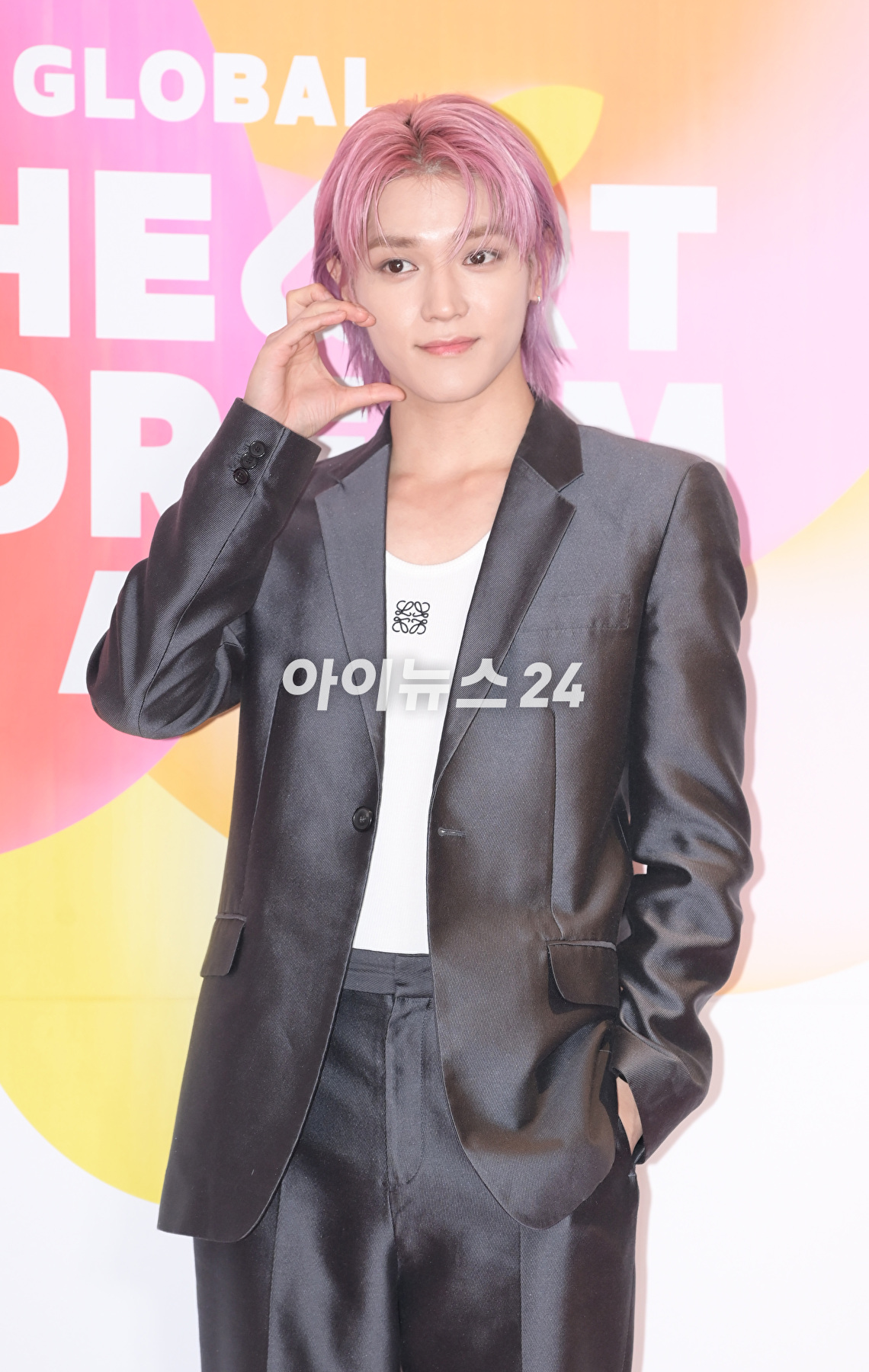 그룹 NCT 태용이 10일 오후 서울 송파구 올림픽공원 케이스포돔(KSPO DOME)에서 열린 '2023 K글로벌 하트 드림 어워즈' 레드카펫 행사에 참석하고 있다. [사진=정소희 기자]