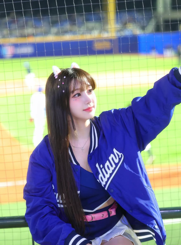 유니폼 착용 미소