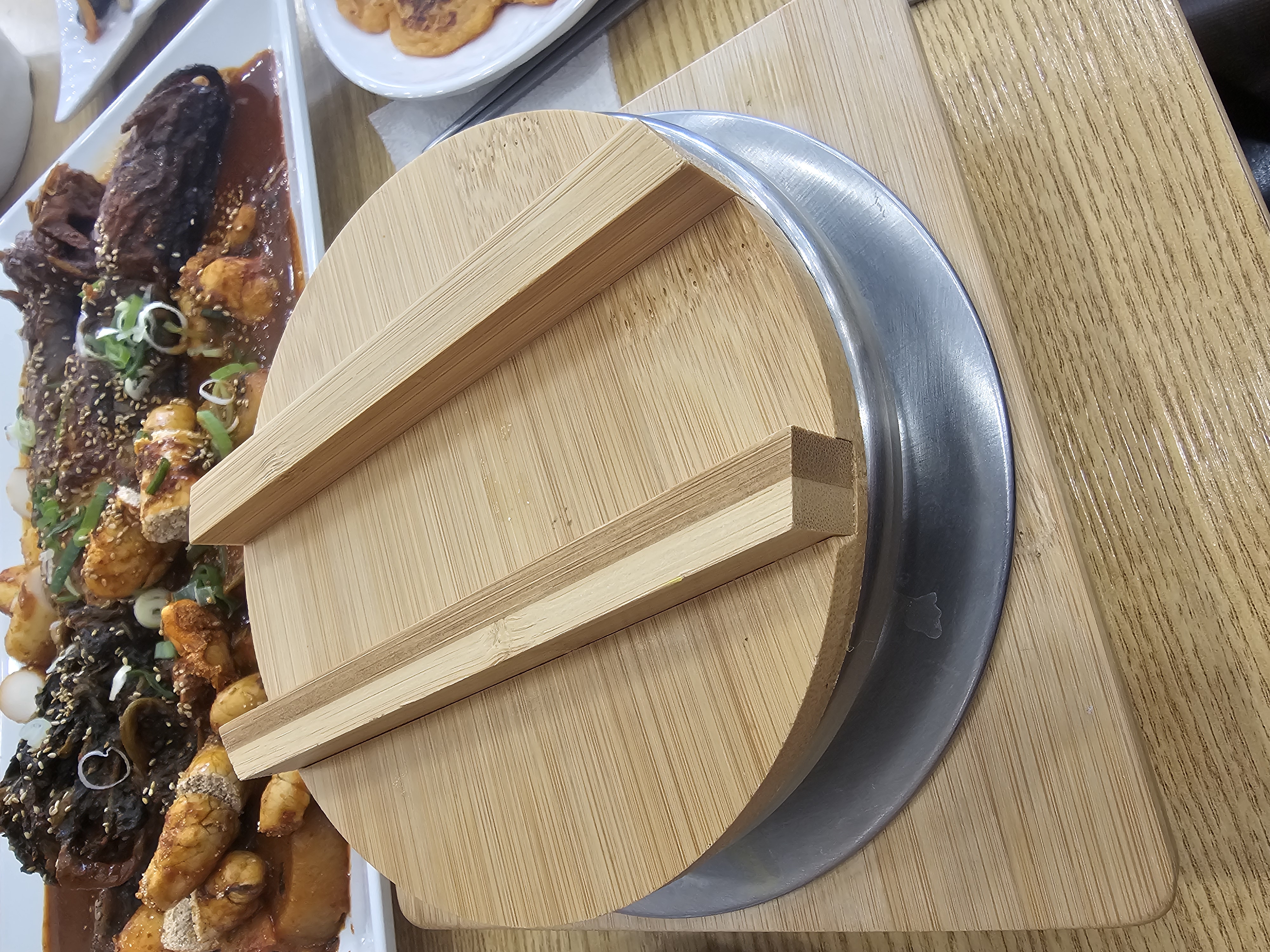진주 황금코다리 솥밥 뚜껑, 나무 뚜껑 덮인 놋쇠 솥
