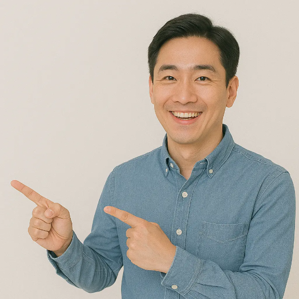 에너지효율개선 지원정책을 설명하듯 손가락으로 좌측을 가리키는 한국인 남성 이미지