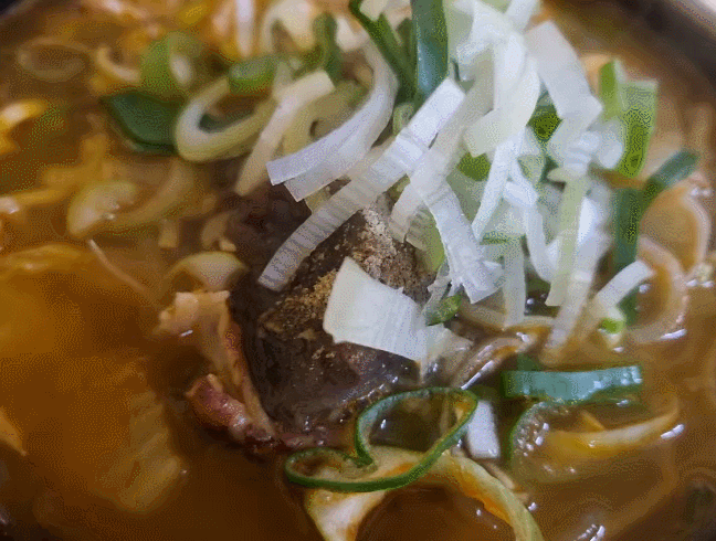 얼큰하고 시원한 국물이 일품인 황소분식의 순대국밥