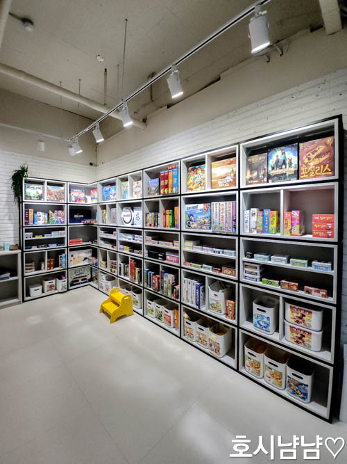 하남미사 플레이팡 보드게임카페 진열된 300여 개의 보드게임