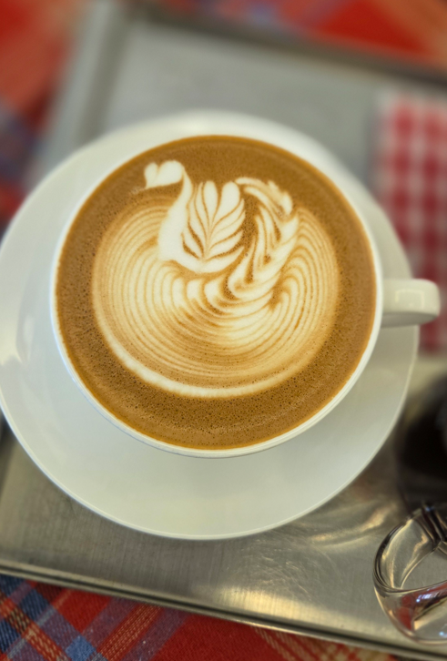 커비커피 주문한 따뜻한 라떼 아트