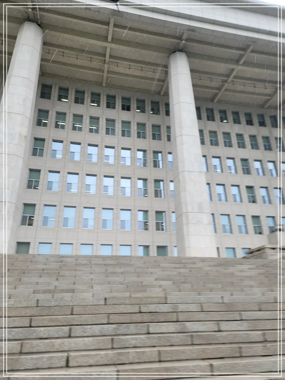 국회-본관-앞-계단
