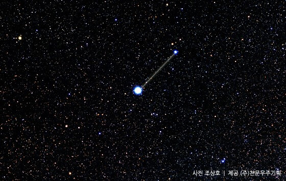 우주의 작은 개 자리 사진입니다. 두개의 밝은 별이 반짝이고 있습니다. 출처: 네이버 지식백과