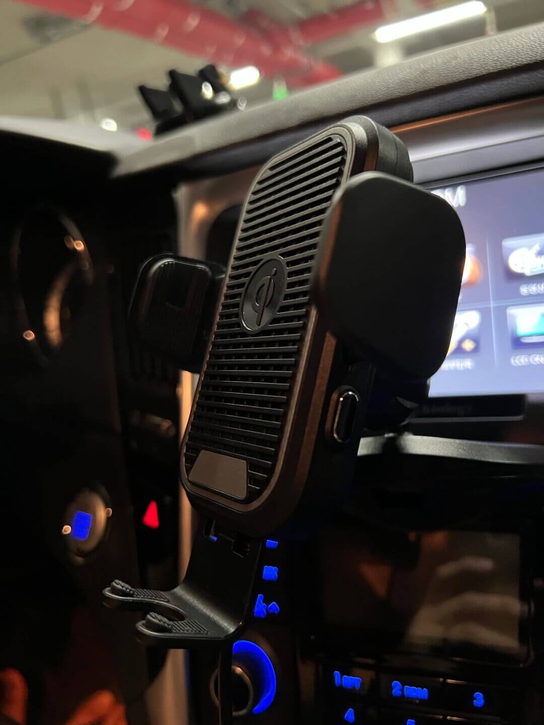 탐사 15W 차량용 무선충전 거치대 정측면