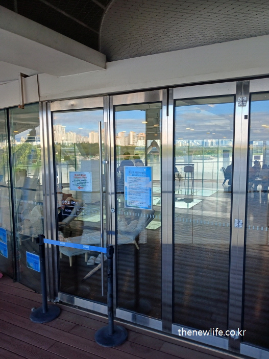 광진교 8번가 카페 출입문 – 한강 전망이 비치는 유리문 입구 전경