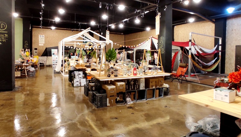 랜턴들과 소품들 해먹을 판매하는 지하구간