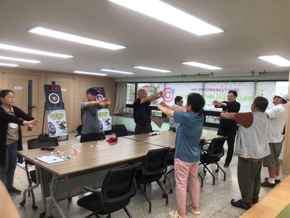 수강생들이 팔목 스트레칭을 하고있다.