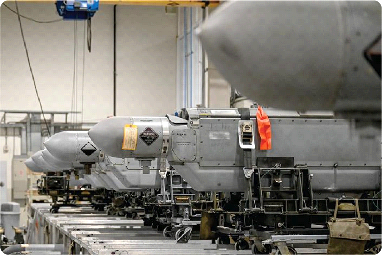 많은 AN/ALQ-184와 AN/ALQ-131 재밍 포드가 미국 중앙 사령부에 쌓여있다.