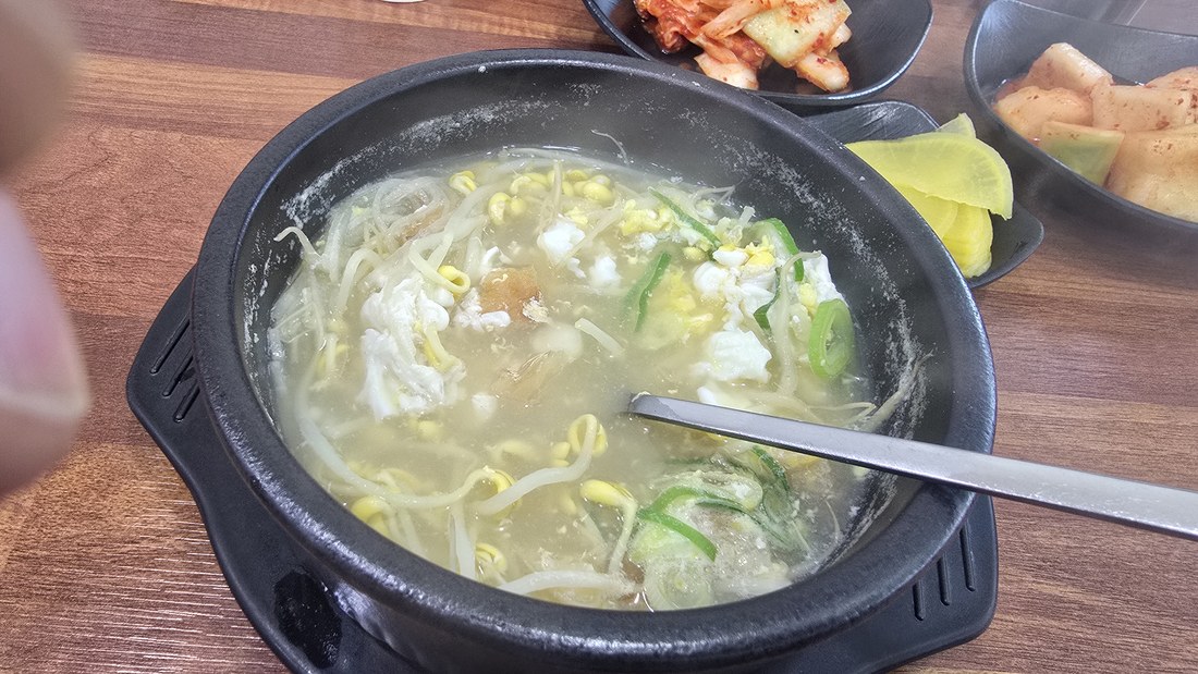 뜨끈한 콩나물국밥 한 그릇. 걷고 나서 먹으니 더 맛있었어요