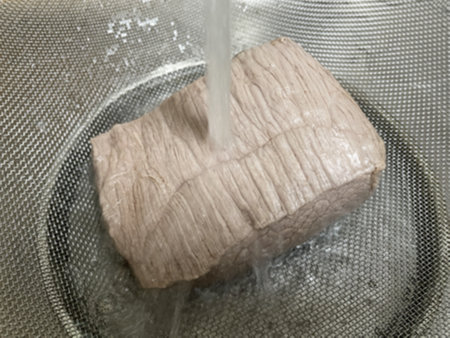 데친 홍두깨살 헹구기