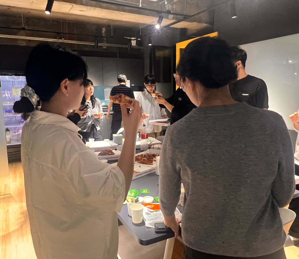 5층 라운지에서도 스탠딩 피자 파티로 오후를 배불리 채워봅니다.