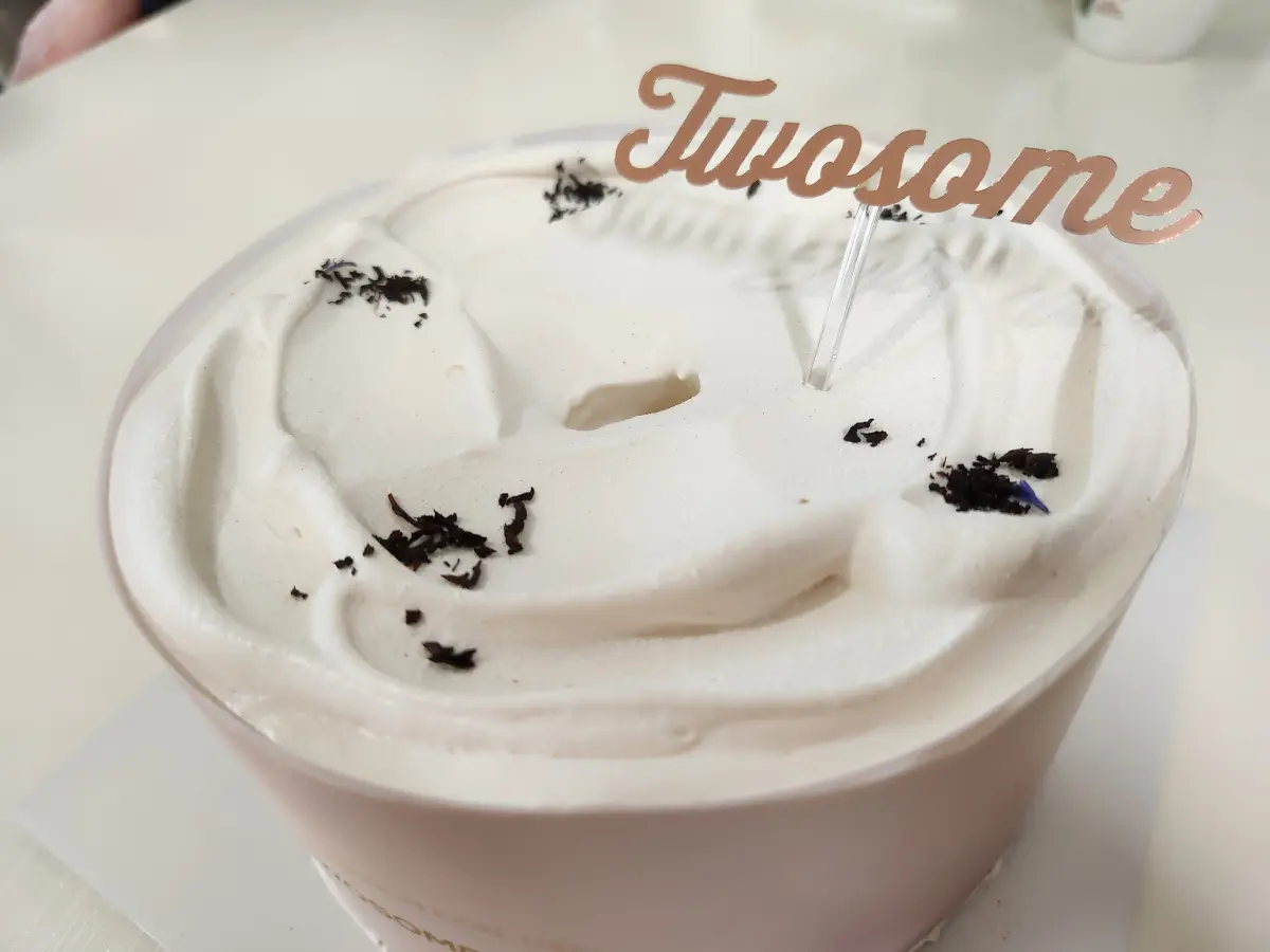 얼그레이-쉬폰-밀크티-케이크-위에-말린-얼그레이찻잎