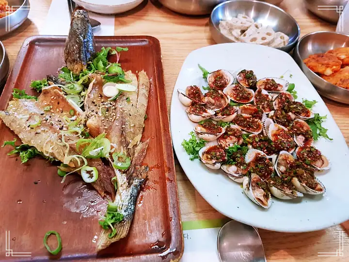 진심 가득 건강 담은 맛 시청역 북창동 맛집 추천 생방송투데이 약선 참게 연잎밥 전복 보리굴비 황태 떡갈비 한정식 게장과 메밀면의 만남! 게눈 감춘면 오늘방송 리얼 맛집