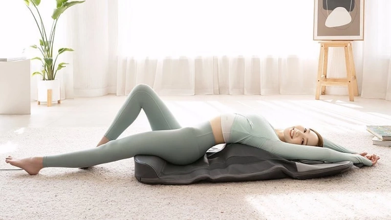 몸매가 드러난 레깅스 입고 누워있는 박민영