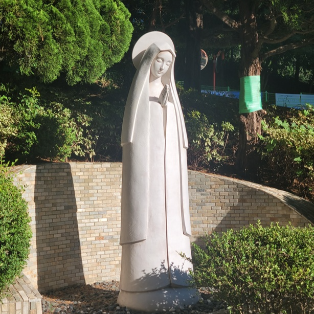 위 사진은 서울 시흥5동성당에 있는 기도하시는 성모님 상입니다.