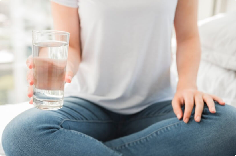 수분 섭취하는 여성