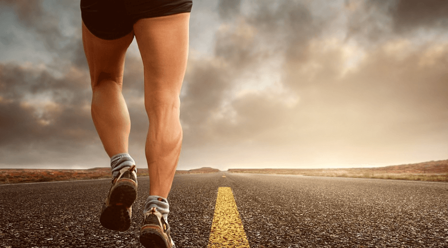 아스팔트 위를 달리고 있는 근육질의 남자