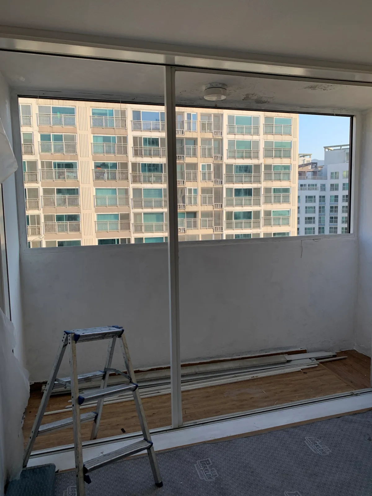 작은방-창호-철거-후