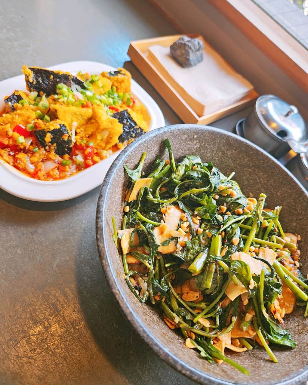 이국적인 맛의 매력적인 공심채덮밥