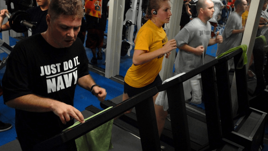 헤이즐넛 효능으로 근육과 근력 향상을 위해 운동을 하고 있다