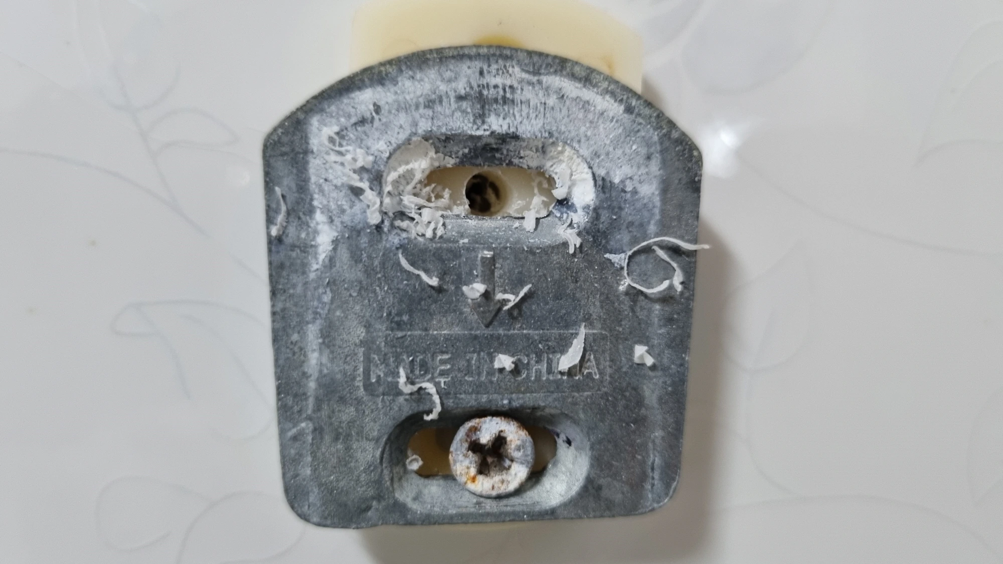 나사못 구멍 새로 뚫은 모습