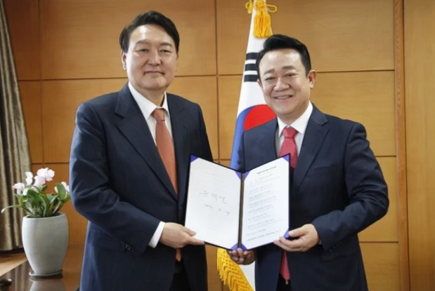 최호 전 경기도의원은 2022년 지방선거에서 국민의힘 평택시장 후보로 경선 없이 단수 공천을 받았으며, 당시 여론조사에서 경쟁력이 낮았다는 평가에도 불구하고 공재광 전 시장을 제치고 후보로 선정되어 당내 반발을 불러일으켰습니다. 그는 공천 직후 윤석열 대통령 당선인의 집무실을 방문해 지원 약속과 서명을 받았다고 밝히면서 대통령 부부의 공천 개입 의혹이 제기되었고, 2025년 4월에는 서울중앙지검에 참고인 신분으로 출석해 조사를 받았습니다. 이후 2025년 7월 28일 새벽, 경기도 평택의 야산 인근에서 숨진 채 발견되었으며, 경찰은 정확한 사망 경위를 조사 중에 있습니다.