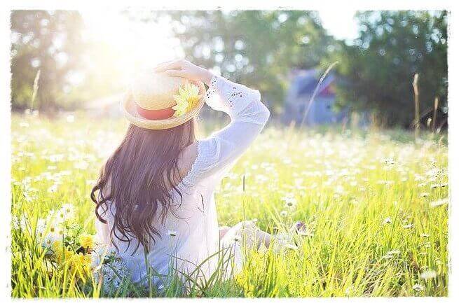 들판에 앉아있는 여인