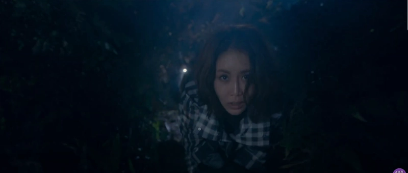 한밤에 어느 숲속을 헤치며 앞을 향해 가는 단발 머리를 한 드라마 7인의 탈출의 차주란 캐릭터