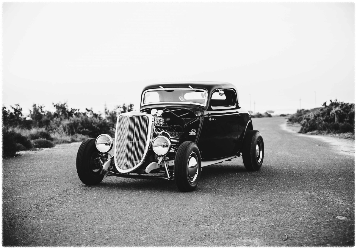 길-위에-서있는-오래된-차