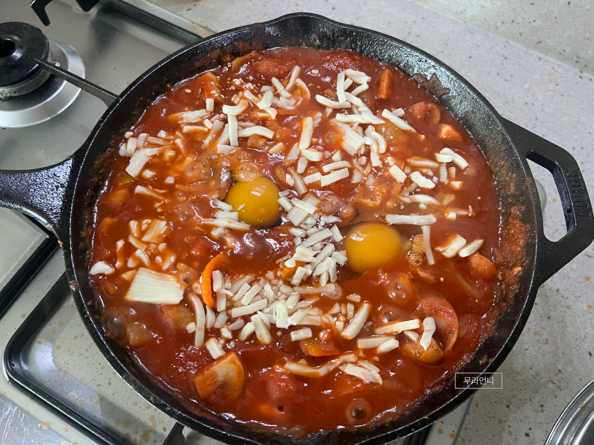 계란 2개 자리 만들어서 넣고 치즈 올리기