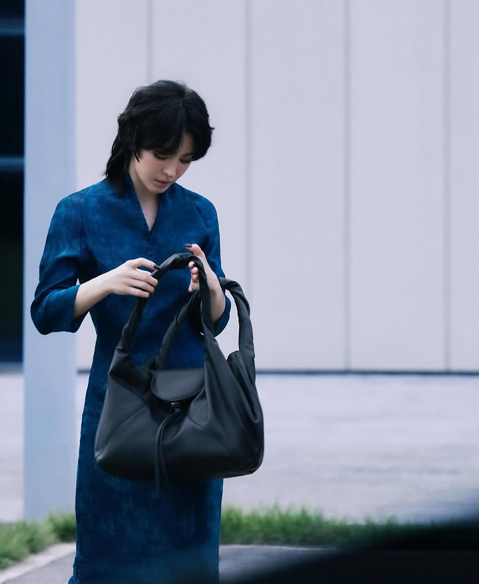 송혜교&amp;#44; 펜디 신상 스파이백으로 완성한 테토녀 스타일