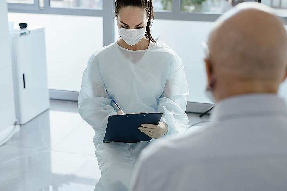 코로나19 검사받는 사람