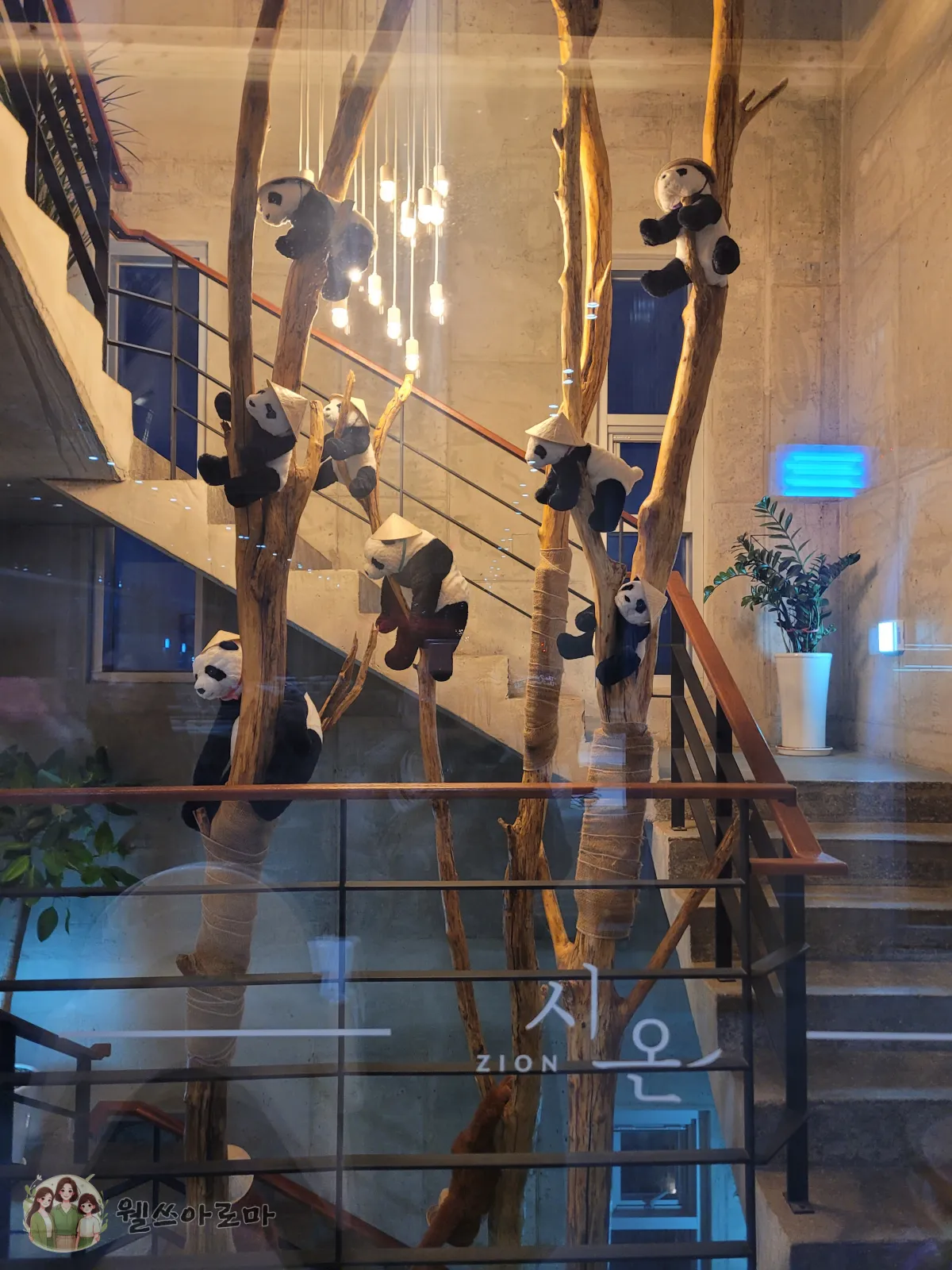 사하구-카페시온-2층올라가는계단-귀여운팬더들